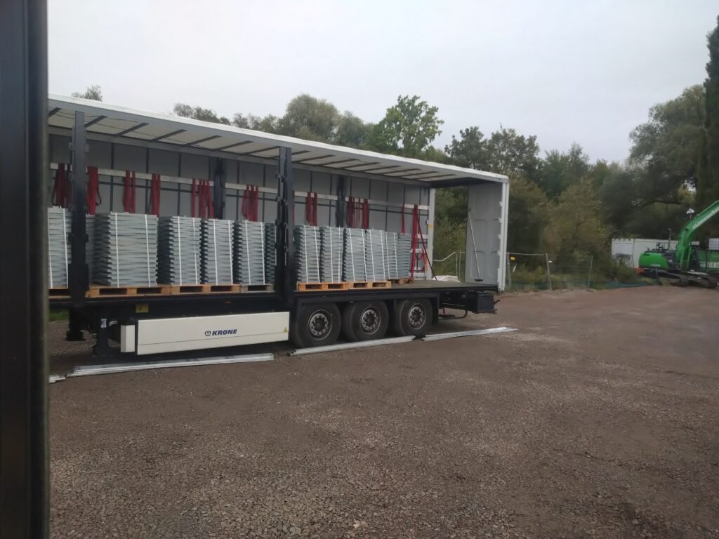 Anlieferung Freiflächen-Photovoltaikanlage mit Batteriespeicher Dortmund